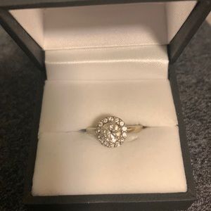 diamond ring. 0.82 center,color: G, clarity SI2.Halo is 14- 1.75mm rd. diamonds.